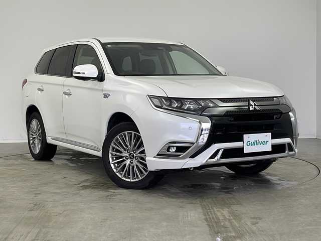 三菱 アウトランダー ＰＨＥＶ G 新潟県 2019(令1)年 5.4万km 白 純正メモリナビ/フルセグＴＶ/ｅ－Ａｓｓｉｓｔ/全方位カメラ/ALPINEフリップダウンモニター/コーナーセンサー/ブラインドスポットモニター/４ＷＤ/レーダークルーズコントロール/ＥＴＣ/ハーフレザーシート/D/N席パワーシート/シートヒーター/スペアキー/ステアリングヒーター/フォグランプ/パドルシフト/電動パーキングブレーキ/車線逸脱警報システム