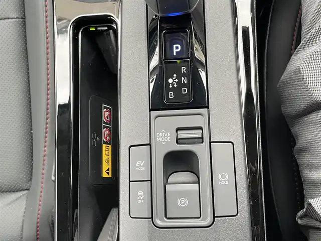 トヨタ プリウス Z 東京都 2024(令6)年 0.2万km プラチナホワイトパールマイカ 登録時走行距離1311km/ワンオーナー/純正メモリナビ/（フルセグTV/Bluetooth/USB）/Miracast/全周囲カメラ/デジタルインナーミラー/ナビ連動全方ドライブレコーダー/ビルトインETC2.0/置くだけ充電/パワーバックドア/D席パワーシート/メモリシート/前席シートヒーター/エアシート/TOYOTA Safety Sense/・レーダークルーズ コントロール/・プリクラッシュセーフティ/・レーントレーシングアシスト/・レーンディパーチャーアラート/・ロードサインアシスト/・先行車発進告知機能/・オートマチックハイビーム/純正19インチアルミホイール/純正LEDヘッドライト/スマートキー/スペアキー1本/保証書/取扱説明書