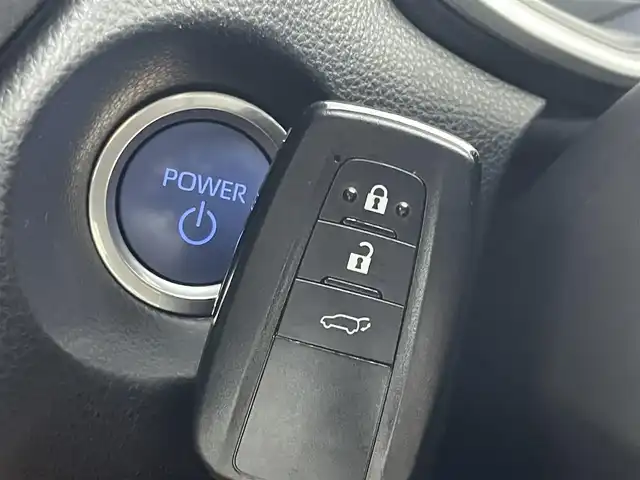 トヨタ カローラ クロス ハイブリッド Z 茨城県 2022(令4)年 3.4万km プラチナホワイトパールマイカ 純正9型DA/ナビキット/バックカメラ/フルセグ/衝突被害軽減ブレーキ/車線逸脱抑制装置/レーダークルーズコントロール/オートマチックハイビーム/クリアランスソナー/ETC/ドラレコ/シートヒーター/純正18インチAW/LEDヘッドライト/スマートキー