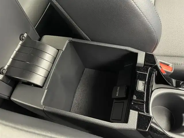トヨタ カローラ クロス ハイブリッド Z 茨城県 2022(令4)年 3.4万km プラチナホワイトパールマイカ 純正9型DA/ナビキット/バックカメラ/フルセグ/衝突被害軽減ブレーキ/車線逸脱抑制装置/レーダークルーズコントロール/オートマチックハイビーム/クリアランスソナー/ETC/ドラレコ/シートヒーター/純正18インチAW/LEDヘッドライト/スマートキー