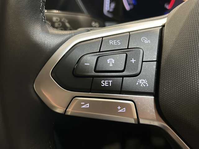 フォルクスワーゲン ＶＷ Ｔ－クロス TSI アクティブ 新潟県 2022(令4)年 2.6万km ラベンナブルーメタリック オールインセーフティ/・アダプティブクルーズコントロール/・ブラインドスポットモニター/・レーンキープアシスト/・リヤビューカメラ/・パーキングアシスト/・リヤトラフィックアラート/テクノロジーパッケージ/・同一車線内全車速運転支援システム/・スマートフォンワイヤレスチャージング/・デジタルメータークラスター/純正ナビ/Applecarplay/Android-auto/フルセグTV/ETC2・0/パドルシフト/純正16インチアルミホイール/LEDヘッドライト