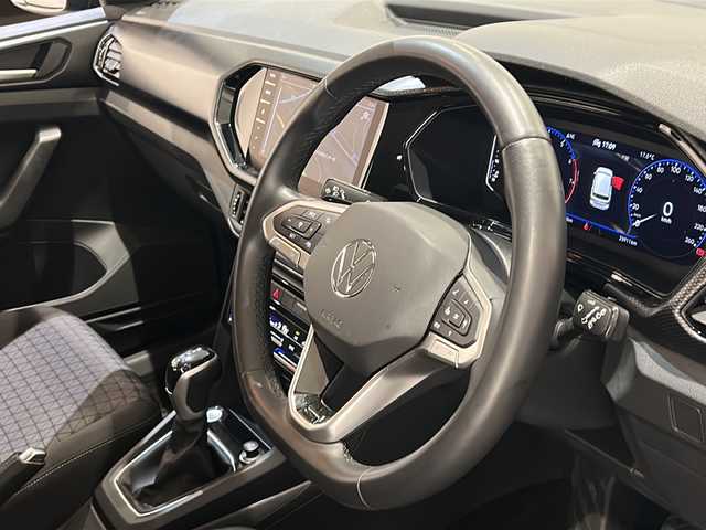 フォルクスワーゲン ＶＷ Ｔ－クロス TSI アクティブ 新潟県 2022(令4)年 2.6万km ラベンナブルーメタリック オールインセーフティ/・アダプティブクルーズコントロール/・ブラインドスポットモニター/・レーンキープアシスト/・リヤビューカメラ/・パーキングアシスト/・リヤトラフィックアラート/テクノロジーパッケージ/・同一車線内全車速運転支援システム/・スマートフォンワイヤレスチャージング/・デジタルメータークラスター/純正ナビ/Applecarplay/Android-auto/フルセグTV/ETC2・0/パドルシフト/純正16インチアルミホイール/LEDヘッドライト