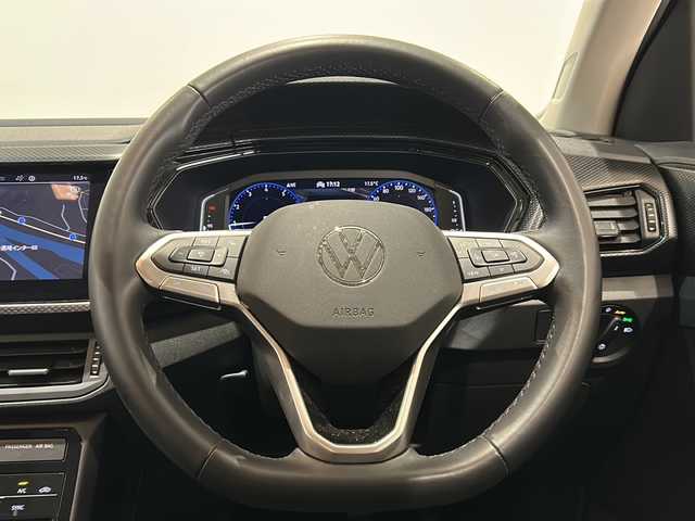 フォルクスワーゲン ＶＷ Ｔ－クロス TSI アクティブ 新潟県 2022(令4)年 2.6万km ラベンナブルーメタリック オールインセーフティ/・アダプティブクルーズコントロール/・ブラインドスポットモニター/・レーンキープアシスト/・リヤビューカメラ/・パーキングアシスト/・リヤトラフィックアラート/テクノロジーパッケージ/・同一車線内全車速運転支援システム/・スマートフォンワイヤレスチャージング/・デジタルメータークラスター/純正ナビ/Applecarplay/Android-auto/フルセグTV/ETC2・0/パドルシフト/純正16インチアルミホイール/LEDヘッドライト