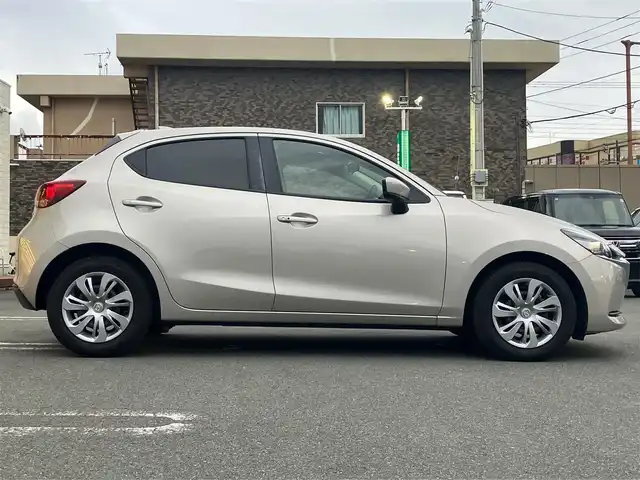 マツダ マツダ２ 15SプロアクティブスマートEDⅡ 静岡県 2022(令4)年 2.2万km プラチナクォーツメタリック エンジンスタートボタン/パワーステアリング/パワーウィンドウ/アイドリングストップ/オートエアコン/スマートキー/スペアキー１本/クルーズコントロール/USB入力端子/ETC/全方位カメラ/純正SDナビ(BT)/ドライブレコーダー前後/純正フロアマット/D席N席シートヒーター/ABS/横滑り防止装置/コーナーセンサー前後/レーンキープアシスト/オートライト/オートマチックハイビーム/LEDヘッドライト/Wプラスサイドエアバック/衝突軽減システム