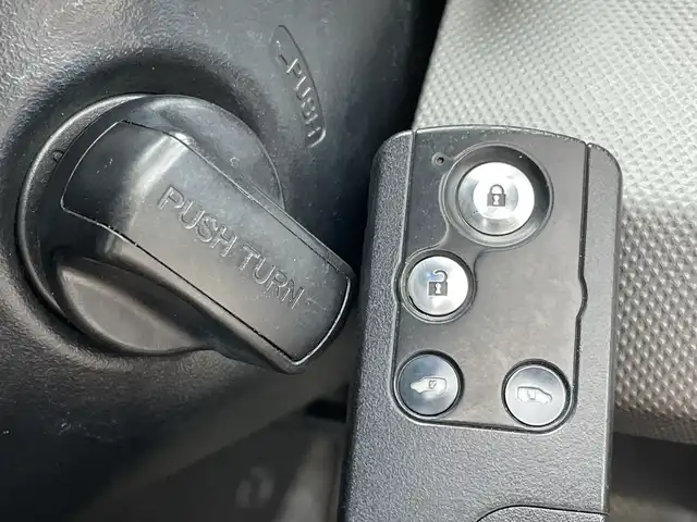 ホンダ フリード ハイブリット ジャストセレクション+ 新潟県 2013(平25)年 9.8万km プレミアムスパークルブラックパール クルーズコントロール/両側パワースライドドア/横滑り防止装置/ＥＴＣ・ステアリングスイッチ/両側パワースライドドア/純正ディーラーオプションナビ/フルセグテレビ/スタッドレスタイヤ１５インチ