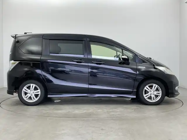 ホンダ フリード ハイブリット ジャストセレクション+ 新潟県 2013(平25)年 9.8万km プレミアムスパークルブラックパール クルーズコントロール/両側パワースライドドア/横滑り防止装置/ＥＴＣ・ステアリングスイッチ/両側パワースライドドア/純正ディーラーオプションナビ/フルセグテレビ/スタッドレスタイヤ１５インチ