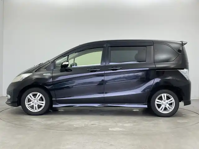 ホンダ フリード ハイブリット ジャストセレクション+ 新潟県 2013(平25)年 9.8万km プレミアムスパークルブラックパール クルーズコントロール/両側パワースライドドア/横滑り防止装置/ＥＴＣ・ステアリングスイッチ/両側パワースライドドア/純正ディーラーオプションナビ/フルセグテレビ/スタッドレスタイヤ１５インチ