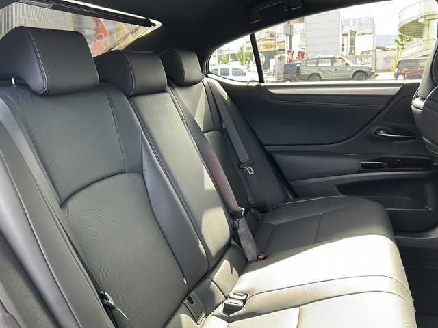 レクサス ＥＳ 300h Fスポーツ 京都府 2022(令4)年 1.6万km ホワイトノーヴァガラスフレーク 純正メーカーOPナビ/フルセグTV/Bluetooth Audio/FM/AM/USB/Miracast/バックカメラ/サンルーフ/3眼LEDヘッドライト/デジタルインナーミラー/レーダークルーズコントロール/パドルシフト/パワーバックドア/Lexus Safety System/BSM/運転席ポジジョンメモリー/黒革レザーシート/シートヒーター(D＋N席)/エアーシート(D＋N席)/ステアリングヒーター/ステアリングスイッチ/ビルトインETC2.0/コムテックドライブレコーダー(ZDR-037)/電動リアサンシェード/プッシュスタート/電動格納ウィンカーミラー/オートリトラクタブルミラー/純正フロアマット