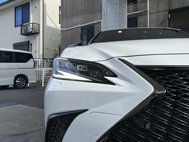 レクサス ＥＳ 300h Fスポーツ 京都府 2022(令4)年 1.6万km ホワイトノーヴァガラスフレーク 純正メーカーOPナビ/フルセグTV/Bluetooth Audio/FM/AM/USB/Miracast/バックカメラ/サンルーフ/3眼LEDヘッドライト/デジタルインナーミラー/レーダークルーズコントロール/パドルシフト/パワーバックドア/Lexus Safety System/BSM/運転席ポジジョンメモリー/黒革レザーシート/シートヒーター(D＋N席)/エアーシート(D＋N席)/ステアリングヒーター/ステアリングスイッチ/ビルトインETC2.0/コムテックドライブレコーダー(ZDR-037)/電動リアサンシェード/プッシュスタート/電動格納ウィンカーミラー/オートリトラクタブルミラー/純正フロアマット