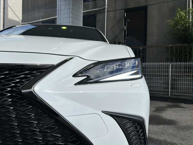 レクサス ＥＳ 300h Fスポーツ 京都府 2022(令4)年 1.6万km ホワイトノーヴァガラスフレーク 純正メーカーOPナビ/フルセグTV/Bluetooth Audio/FM/AM/USB/Miracast/バックカメラ/サンルーフ/3眼LEDヘッドライト/デジタルインナーミラー/レーダークルーズコントロール/パドルシフト/パワーバックドア/Lexus Safety System/BSM/運転席ポジジョンメモリー/黒革レザーシート/シートヒーター(D＋N席)/エアーシート(D＋N席)/ステアリングヒーター/ステアリングスイッチ/ビルトインETC2.0/コムテックドライブレコーダー(ZDR-037)/電動リアサンシェード/プッシュスタート/電動格納ウィンカーミラー/オートリトラクタブルミラー/純正フロアマット