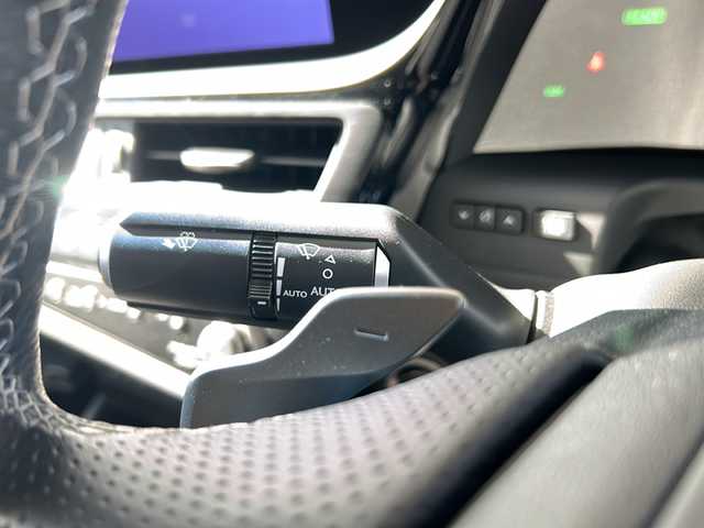 レクサス ＥＳ 300h Fスポーツ 京都府 2022(令4)年 1.6万km ホワイトノーヴァガラスフレーク 純正メーカーOPナビ/フルセグTV/Bluetooth Audio/FM/AM/USB/Miracast/バックカメラ/サンルーフ/3眼LEDヘッドライト/デジタルインナーミラー/レーダークルーズコントロール/パドルシフト/パワーバックドア/Lexus Safety System/BSM/運転席ポジジョンメモリー/黒革レザーシート/シートヒーター(D＋N席)/エアーシート(D＋N席)/ステアリングヒーター/ステアリングスイッチ/ビルトインETC2.0/コムテックドライブレコーダー(ZDR-037)/電動リアサンシェード/プッシュスタート/電動格納ウィンカーミラー/オートリトラクタブルミラー/純正フロアマット