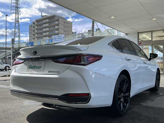 レクサス ＥＳ 300h Fスポーツ 京都府 2022(令4)年 1.6万km ホワイトノーヴァガラスフレーク 純正メーカーOPナビ/フルセグTV/Bluetooth Audio/FM/AM/USB/Miracast/バックカメラ/サンルーフ/3眼LEDヘッドライト/デジタルインナーミラー/レーダークルーズコントロール/パドルシフト/パワーバックドア/Lexus Safety System/BSM/運転席ポジジョンメモリー/黒革レザーシート/シートヒーター(D＋N席)/エアーシート(D＋N席)/ステアリングヒーター/ステアリングスイッチ/ビルトインETC2.0/コムテックドライブレコーダー(ZDR-037)/電動リアサンシェード/プッシュスタート/電動格納ウィンカーミラー/オートリトラクタブルミラー/純正フロアマット