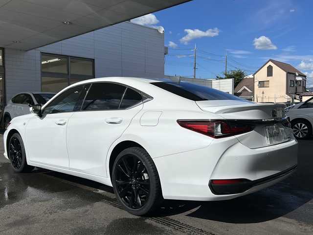 レクサス ＥＳ 300h Fスポーツ 京都府 2022(令4)年 1.6万km ホワイトノーヴァガラスフレーク 純正メーカーOPナビ/フルセグTV/Bluetooth Audio/FM/AM/USB/Miracast/バックカメラ/サンルーフ/3眼LEDヘッドライト/デジタルインナーミラー/レーダークルーズコントロール/パドルシフト/パワーバックドア/Lexus Safety System/BSM/運転席ポジジョンメモリー/黒革レザーシート/シートヒーター(D＋N席)/エアーシート(D＋N席)/ステアリングヒーター/ステアリングスイッチ/ビルトインETC2.0/コムテックドライブレコーダー(ZDR-037)/電動リアサンシェード/プッシュスタート/電動格納ウィンカーミラー/オートリトラクタブルミラー/純正フロアマット