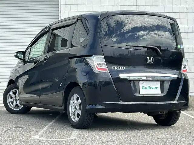 ホンダ フリード G ジャストセレクション 新潟県 2013(平25)年 14.2万km プレミアムスパークルブラックパール フリップダウンモニター/純正ナビ/（AM/FM、CD、DVD、ワンセグ）/ETC/片側パワースライド/バックカメラ/ウォークスルー/横滑り防止/電動電格ミラー/スマートキー/スペアキー/オートライト/キセノンヘッドライト/純正フロアマット