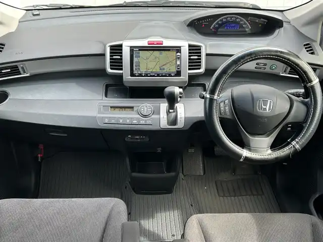ホンダ フリード G ジャストセレクション 新潟県 2013(平25)年 14.2万km プレミアムスパークルブラックパール フリップダウンモニター/純正ナビ/（AM/FM、CD、DVD、ワンセグ）/ETC/片側パワースライド/バックカメラ/ウォークスルー/横滑り防止/電動電格ミラー/スマートキー/スペアキー/オートライト/キセノンヘッドライト/純正フロアマット