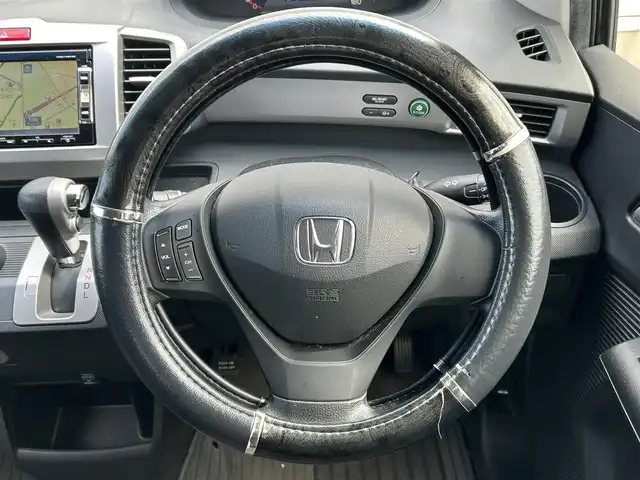 ホンダ フリード G ジャストセレクション 新潟県 2013(平25)年 14.2万km プレミアムスパークルブラックパール フリップダウンモニター/純正ナビ/（AM/FM、CD、DVD、ワンセグ）/ETC/片側パワースライド/バックカメラ/ウォークスルー/横滑り防止/電動電格ミラー/スマートキー/スペアキー/オートライト/キセノンヘッドライト/純正フロアマット