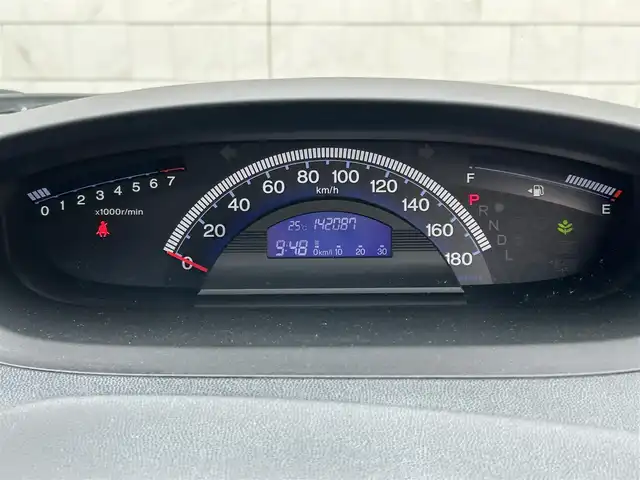 ホンダ フリード G ジャストセレクション 新潟県 2013(平25)年 14.2万km プレミアムスパークルブラックパール フリップダウンモニター/純正ナビ/（AM/FM、CD、DVD、ワンセグ）/ETC/片側パワースライド/バックカメラ/ウォークスルー/横滑り防止/電動電格ミラー/スマートキー/スペアキー/オートライト/キセノンヘッドライト/純正フロアマット
