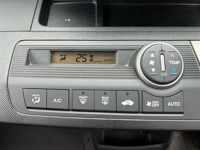 ホンダ フリード G ジャストセレクション 新潟県 2013(平25)年 14.2万km プレミアムスパークルブラックパール フリップダウンモニター/純正ナビ/（AM/FM、CD、DVD、ワンセグ）/ETC/片側パワースライド/バックカメラ/ウォークスルー/横滑り防止/電動電格ミラー/スマートキー/スペアキー/オートライト/キセノンヘッドライト/純正フロアマット