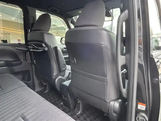 トヨタ ヴォクシー S－G 佐賀県 2023(令5)年 1.5万km アティチュードブラックマイカ 快適利便パッケージ/・ハンズフリーデュアルパワースライドドア/・左右独立フロントオートエアコン/・リヤオートエアコン/・前席シートヒーター/・ステアリングヒーター/トヨタセーフティセンス/レーダークルーズコントロール/パーキングサポートブレーキ/アドバンストドライブ/ブラインドスポットモニター/クリアランスソナー/純正10.5インチディスプレイオーディオ/・コネクティッドナビ/・バックカメラ/・フルセグTV/BT/CD/DVD/ETC2.0/ハンズフリーデュアルパワースライドドア/純正16インチAw/LEDヘッドライト/フォグランプ/スペアキー×1/保証書/取扱説明書