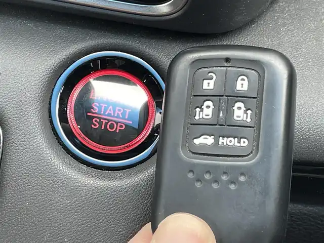 ホンダ オデッセイ アブソルート EX 千葉県 2021(令3)年 1.7万km プレミアムスパークルブラックパール ホンダセンシング/・衝突軽減ブレーキ/レーンキープアシスト/・レーダークルーズコントロール/オートハイビーム/・クリアランスソナー/ブラインドスポットモニター/・標識認識/誤発進抑制/先行車発進お知らせ/フリップダウンモニター/純正10インチナビ/・フルセグ/BT/DVD/CD/USB/カープレイ/全方位カメラ/ステアリングスイッチ/パドルシフト/ETC2.0/両側パワースライドドア/シグネチャーコントロールスライドドア/ハンズフリーアクセスパワーバックドア/ハーフレザーシート/シートヒーター(D/N席)/パワーシート(D/N席)/LEDヘッドライト/オートライト/フォグライト/スマートキー/プッシュスタート/純正フロアマット/純正18インチAW