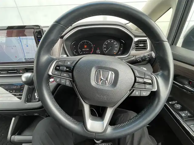 ホンダ オデッセイ アブソルート EX 千葉県 2021(令3)年 1.7万km プレミアムスパークルブラックパール ホンダセンシング/・衝突軽減ブレーキ/レーンキープアシスト/・レーダークルーズコントロール/オートハイビーム/・クリアランスソナー/ブラインドスポットモニター/・標識認識/誤発進抑制/先行車発進お知らせ/フリップダウンモニター/純正10インチナビ/・フルセグ/BT/DVD/CD/USB/カープレイ/全方位カメラ/ステアリングスイッチ/パドルシフト/ETC2.0/両側パワースライドドア/シグネチャーコントロールスライドドア/ハンズフリーアクセスパワーバックドア/ハーフレザーシート/シートヒーター(D/N席)/パワーシート(D/N席)/LEDヘッドライト/オートライト/フォグライト/スマートキー/プッシュスタート/純正フロアマット/純正18インチAW