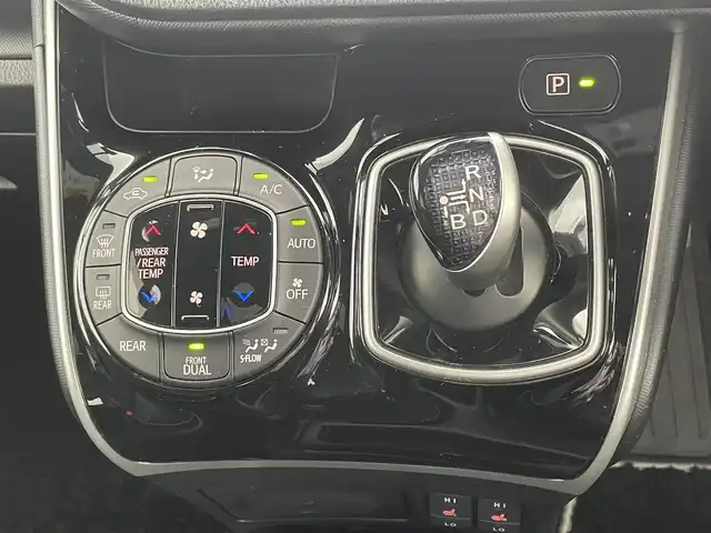 トヨタ ヴォクシー ハイブリッド ZS 煌Ⅲ 大分県 2021(令3)年 7.1万km ブラック ALPINEナビ/フルセグ/DVD/Bluetooth/HDMI/USB/バックカメラ/トヨタセーフティーセンス /ALPINEフリップダウンモニター/ビルトインETC/両側パワースライドドア/オートLEDライト/前後ドライブレコーダー/前席シートヒーター /純正16インチAW/純正フロアマット/スマートキーX2/保証書