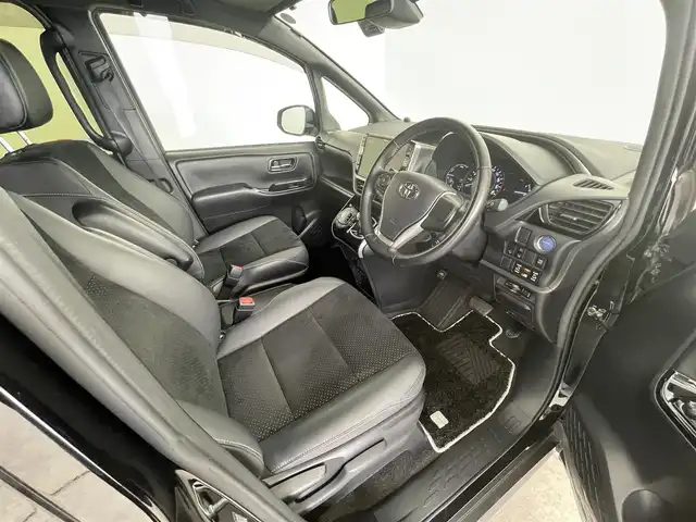 トヨタ ヴォクシー ハイブリッド ZS 煌Ⅲ 大分県 2021(令3)年 7.1万km ブラック ALPINEナビ/フルセグ/DVD/Bluetooth/HDMI/USB/バックカメラ/トヨタセーフティーセンス /ALPINEフリップダウンモニター/ビルトインETC/両側パワースライドドア/オートLEDライト/前後ドライブレコーダー/前席シートヒーター /純正16インチAW/純正フロアマット/スマートキーX2/保証書