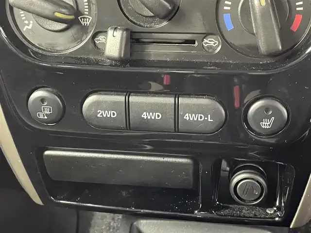 スズキ ジムニー ランドベンチャー 道央・札幌 2016(平28)年 5.7万km ブルーイッシュブラックパール3 ・4WD/・社外メモリナビ(CN-E330D)/・CD/DVD／Bluetooth／ワンセグ/・ステアリングスイッチ/・ETC/・フォグランプ/・電動格納ミラー/・ドアバイザー/・ハーフレザーシート/・純正１６インチAW/・背面タイヤ/・ABS/・リモコンキー/・保証書