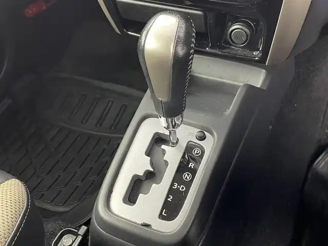 スズキ ジムニー ランドベンチャー 道央・札幌 2016(平28)年 5.7万km ブルーイッシュブラックパール3 ・4WD/・社外メモリナビ(CN-E330D)/・CD/DVD／Bluetooth／ワンセグ/・ステアリングスイッチ/・ETC/・フォグランプ/・電動格納ミラー/・ドアバイザー/・ハーフレザーシート/・純正１６インチAW/・背面タイヤ/・ABS/・リモコンキー/・保証書