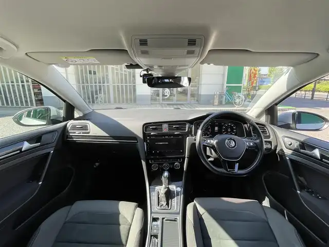 フォルクスワーゲン ゴルフ ヴァリアント TSIハイライン 東京都 2017(平29)年 7.2万km ホワイトシルバーメタリック 禁煙車/テクノロジーパッケージ/・アクティブインフォディスプレイ/・ダイナミックコーナリングランプ/。ダイナミックライトアシスト/Discover　Proパッケージ/・SSD9.2インチナビ/・ジェスチャーコントロール機能/・CD/DVD/フルセグTV/・ETC2.0/・App Connect/バックカメラ/リアトラフィックアラート/アダプティブクルーズコントロール/ドライビングプロファイル機能/LEDヘッドランプ/スタティックコーナリングライト/左右独立温度調整オートエアコン/革巻きステアリング/ステアリングスイッチ/パドルシフト/スマートエントリー/レーンキープアシスト/新車時保証書/取扱説明書/スペアキー×1/カーテンエアバッグ