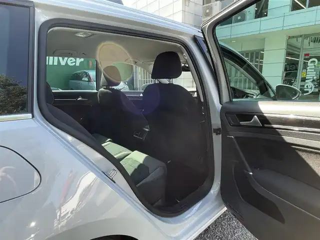 フォルクスワーゲン ゴルフ ヴァリアント TSIハイライン 東京都 2017(平29)年 7.2万km ホワイトシルバーメタリック 禁煙車/テクノロジーパッケージ/・アクティブインフォディスプレイ/・ダイナミックコーナリングランプ/。ダイナミックライトアシスト/Discover　Proパッケージ/・SSD9.2インチナビ/・ジェスチャーコントロール機能/・CD/DVD/フルセグTV/・ETC2.0/・App Connect/バックカメラ/リアトラフィックアラート/アダプティブクルーズコントロール/ドライビングプロファイル機能/LEDヘッドランプ/スタティックコーナリングライト/左右独立温度調整オートエアコン/革巻きステアリング/ステアリングスイッチ/パドルシフト/スマートエントリー/レーンキープアシスト/新車時保証書/取扱説明書/スペアキー×1/カーテンエアバッグ