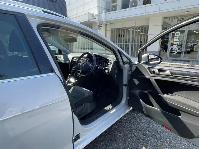 フォルクスワーゲン ゴルフ ヴァリアント TSIハイライン 東京都 2017(平29)年 7.2万km ホワイトシルバーメタリック 禁煙車/テクノロジーパッケージ/・アクティブインフォディスプレイ/・ダイナミックコーナリングランプ/。ダイナミックライトアシスト/Discover　Proパッケージ/・SSD9.2インチナビ/・ジェスチャーコントロール機能/・CD/DVD/フルセグTV/・ETC2.0/・App Connect/バックカメラ/リアトラフィックアラート/アダプティブクルーズコントロール/ドライビングプロファイル機能/LEDヘッドランプ/スタティックコーナリングライト/左右独立温度調整オートエアコン/革巻きステアリング/ステアリングスイッチ/パドルシフト/スマートエントリー/レーンキープアシスト/新車時保証書/取扱説明書/スペアキー×1/カーテンエアバッグ