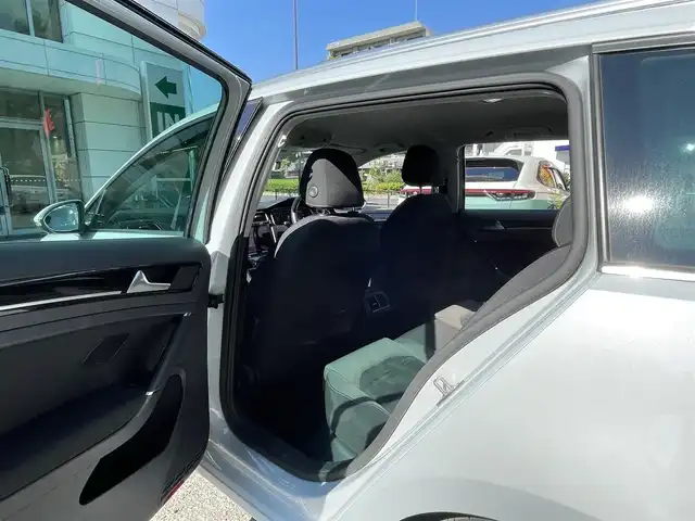 フォルクスワーゲン ゴルフ ヴァリアント TSIハイライン 東京都 2017(平29)年 7.2万km ホワイトシルバーメタリック 禁煙車/テクノロジーパッケージ/・アクティブインフォディスプレイ/・ダイナミックコーナリングランプ/。ダイナミックライトアシスト/Discover　Proパッケージ/・SSD9.2インチナビ/・ジェスチャーコントロール機能/・CD/DVD/フルセグTV/・ETC2.0/・App Connect/バックカメラ/リアトラフィックアラート/アダプティブクルーズコントロール/ドライビングプロファイル機能/LEDヘッドランプ/スタティックコーナリングライト/左右独立温度調整オートエアコン/革巻きステアリング/ステアリングスイッチ/パドルシフト/スマートエントリー/レーンキープアシスト/新車時保証書/取扱説明書/スペアキー×1/カーテンエアバッグ