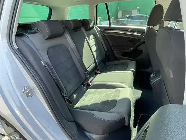 フォルクスワーゲン ゴルフ ヴァリアント TSIハイライン 東京都 2017(平29)年 7.2万km ホワイトシルバーメタリック 禁煙車/テクノロジーパッケージ/・アクティブインフォディスプレイ/・ダイナミックコーナリングランプ/。ダイナミックライトアシスト/Discover　Proパッケージ/・SSD9.2インチナビ/・ジェスチャーコントロール機能/・CD/DVD/フルセグTV/・ETC2.0/・App Connect/バックカメラ/リアトラフィックアラート/アダプティブクルーズコントロール/ドライビングプロファイル機能/LEDヘッドランプ/スタティックコーナリングライト/左右独立温度調整オートエアコン/革巻きステアリング/ステアリングスイッチ/パドルシフト/スマートエントリー/レーンキープアシスト/新車時保証書/取扱説明書/スペアキー×1/カーテンエアバッグ