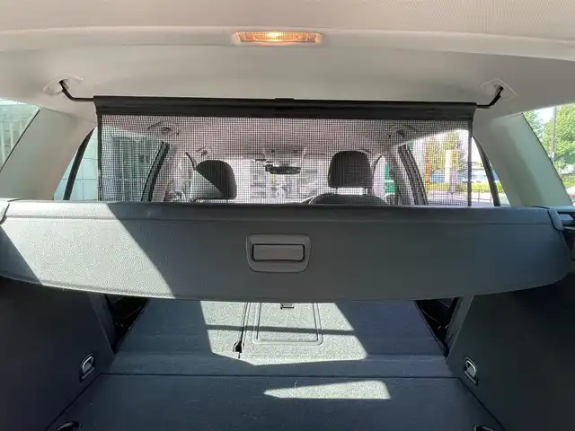 フォルクスワーゲン ゴルフ ヴァリアント TSIハイライン 東京都 2017(平29)年 7.2万km ホワイトシルバーメタリック 禁煙車/テクノロジーパッケージ/・アクティブインフォディスプレイ/・ダイナミックコーナリングランプ/。ダイナミックライトアシスト/Discover　Proパッケージ/・SSD9.2インチナビ/・ジェスチャーコントロール機能/・CD/DVD/フルセグTV/・ETC2.0/・App Connect/バックカメラ/リアトラフィックアラート/アダプティブクルーズコントロール/ドライビングプロファイル機能/LEDヘッドランプ/スタティックコーナリングライト/左右独立温度調整オートエアコン/革巻きステアリング/ステアリングスイッチ/パドルシフト/スマートエントリー/レーンキープアシスト/新車時保証書/取扱説明書/スペアキー×1/カーテンエアバッグ