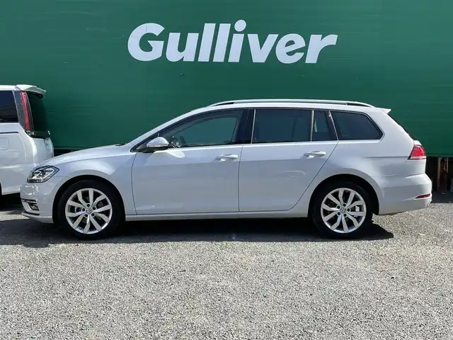 フォルクスワーゲン ゴルフ ヴァリアント TSIハイライン 東京都 2017(平29)年 7.2万km ホワイトシルバーメタリック 禁煙車/テクノロジーパッケージ/・アクティブインフォディスプレイ/・ダイナミックコーナリングランプ/。ダイナミックライトアシスト/Discover　Proパッケージ/・SSD9.2インチナビ/・ジェスチャーコントロール機能/・CD/DVD/フルセグTV/・ETC2.0/・App Connect/バックカメラ/リアトラフィックアラート/アダプティブクルーズコントロール/ドライビングプロファイル機能/LEDヘッドランプ/スタティックコーナリングライト/左右独立温度調整オートエアコン/革巻きステアリング/ステアリングスイッチ/パドルシフト/スマートエントリー/レーンキープアシスト/新車時保証書/取扱説明書/スペアキー×1/カーテンエアバッグ