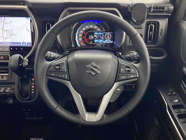 スズキ ハスラー Jスタイル Ⅱ ターボ 秋田県 2023(令5)年 1.4万km シフォンアイボリーメタリック/ウッディブラウン2トーンルーフ ４WD/純正ナビ【AM/FM/CD/DVD/BT】　/ターボ車　/セーフティサポート/ＬＥＤヘッドライト /純正ＡＷ /プッシュスタート /フルセグＴＶ /全方位カメラ /バックカメラ/クルーズコントロール /パドルシフト /ETC/前席シートヒーター /コーナーセンサー/横滑り防止装置/衝突被害軽減システム/レーンキープアシスト/革巻きステアリング/アイドリングストップ/プッシュスタート/スマートキー/クリアランスソナー/オートエアコン/ダウンヒルアシストコントロール/ヒルディセントコントロール/オートライト/ウィンカーミラー/純正フロアマット/USBポート/フォグライト/ルーフレール/保証書