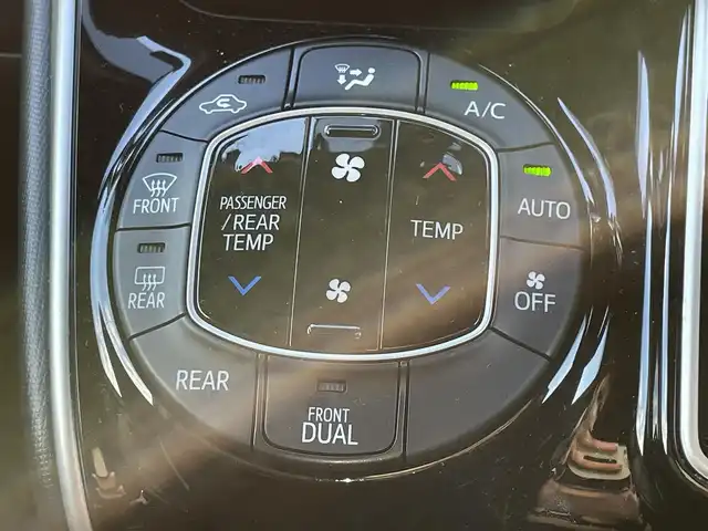 トヨタ エスクァイア Gi プレミアムパッケージ ブラックテーラード 大阪府 2021(令3)年 2.9万km ブラック トヨタセーフティセンス/・クルーズコントロール/・プリクラッシュセーフティー/・パーキングサポートブレーキー/・クリアランスソナー/・レーンキープアシスト/・オートマチックハイビーム/社外11インチナビ　（ALPINEナビ）/・Bluetooth/フルセグTV/CD/DVD/ラジオ/　USB/主要装備/・バックカメラ/・横滑り防止装置/・両側パワースライドドア/・フリップダウンモニター/・合皮シート/・D+Nシートヒーター/・ウォークスルー/・ドライブレコーダー/・ETC/ワンオーナー