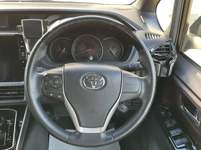 トヨタ エスクァイア Gi プレミアムパッケージ ブラックテーラード 大阪府 2021(令3)年 2.9万km ブラック トヨタセーフティセンス/・クルーズコントロール/・プリクラッシュセーフティー/・パーキングサポートブレーキー/・クリアランスソナー/・レーンキープアシスト/・オートマチックハイビーム/社外11インチナビ　（ALPINEナビ）/・Bluetooth/フルセグTV/CD/DVD/ラジオ/　USB/主要装備/・バックカメラ/・横滑り防止装置/・両側パワースライドドア/・フリップダウンモニター/・合皮シート/・D+Nシートヒーター/・ウォークスルー/・ドライブレコーダー/・ETC/ワンオーナー