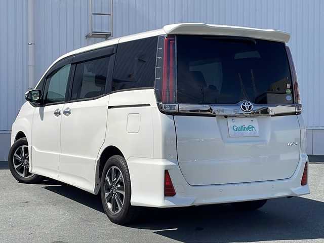 トヨタ ノア Si ダブルバイビーⅡ 三重県 2019(令1)年 2.4万km ラグジュアリーホワイトパールクリスタルシャインガラスフレーク プッシュスタート/電動格納ミラー/両側パワースライドドア/アイドリングストップ/ビルトインETC/オートライト/オートマチックハイビーム/レーンキープアシスト/衝突軽減ブレーキ/クルーズコントロール/コーナーセンサー/ステアリングスイッチ/革巻きステアリング/横滑り防止/前方ドライブレコーダー/リアサンシェード/純正9型ナビ(AM/FM/CD/TV/BT)/フルセグTV/バックカメラ/純正フロアマット/USB入力端子2ヶ所/ハーフレザーシート/禁煙車