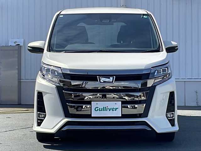 トヨタ ノア Si ダブルバイビーⅡ 三重県 2019(令1)年 2.4万km ラグジュアリーホワイトパールクリスタルシャインガラスフレーク プッシュスタート/電動格納ミラー/両側パワースライドドア/アイドリングストップ/ビルトインETC/オートライト/オートマチックハイビーム/レーンキープアシスト/衝突軽減ブレーキ/クルーズコントロール/コーナーセンサー/ステアリングスイッチ/革巻きステアリング/横滑り防止/前方ドライブレコーダー/リアサンシェード/純正9型ナビ(AM/FM/CD/TV/BT)/フルセグTV/バックカメラ/純正フロアマット/USB入力端子2ヶ所/ハーフレザーシート/禁煙車