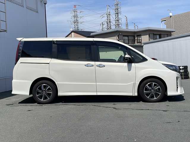 トヨタ ノア Si ダブルバイビーⅡ 三重県 2019(令1)年 2.4万km ラグジュアリーホワイトパールクリスタルシャインガラスフレーク プッシュスタート/電動格納ミラー/両側パワースライドドア/アイドリングストップ/ビルトインETC/オートライト/オートマチックハイビーム/レーンキープアシスト/衝突軽減ブレーキ/クルーズコントロール/コーナーセンサー/ステアリングスイッチ/革巻きステアリング/横滑り防止/前方ドライブレコーダー/リアサンシェード/純正9型ナビ(AM/FM/CD/TV/BT)/フルセグTV/バックカメラ/純正フロアマット/USB入力端子2ヶ所/ハーフレザーシート/禁煙車