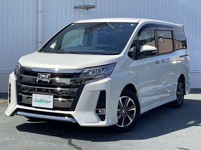 トヨタ ノア Si ダブルバイビーⅡ 三重県 2019(令1)年 2.4万km ラグジュアリーホワイトパールクリスタルシャインガラスフレーク プッシュスタート/電動格納ミラー/両側パワースライドドア/アイドリングストップ/ビルトインETC/オートライト/オートマチックハイビーム/レーンキープアシスト/衝突軽減ブレーキ/クルーズコントロール/コーナーセンサー/ステアリングスイッチ/革巻きステアリング/横滑り防止/前方ドライブレコーダー/リアサンシェード/純正9型ナビ(AM/FM/CD/TV/BT)/フルセグTV/バックカメラ/純正フロアマット/USB入力端子2ヶ所/ハーフレザーシート/禁煙車