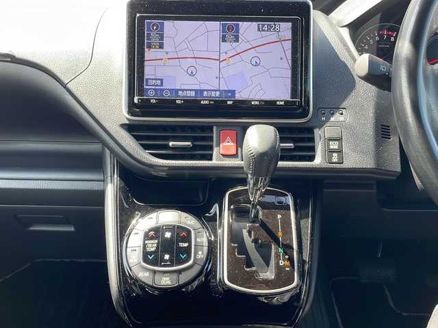 トヨタ ノア Si ダブルバイビーⅡ 三重県 2019(令1)年 2.4万km ラグジュアリーホワイトパールクリスタルシャインガラスフレーク プッシュスタート/電動格納ミラー/両側パワースライドドア/アイドリングストップ/ビルトインETC/オートライト/オートマチックハイビーム/レーンキープアシスト/衝突軽減ブレーキ/クルーズコントロール/コーナーセンサー/ステアリングスイッチ/革巻きステアリング/横滑り防止/前方ドライブレコーダー/リアサンシェード/純正9型ナビ(AM/FM/CD/TV/BT)/フルセグTV/バックカメラ/純正フロアマット/USB入力端子2ヶ所/ハーフレザーシート/禁煙車