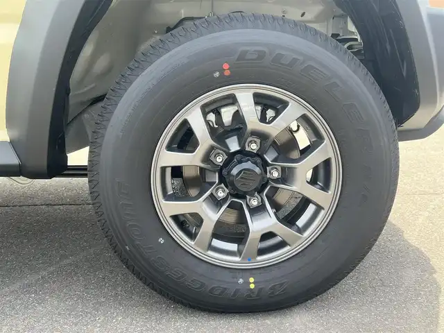 スズキ ジムニー ノマド FC 秋田県 2025(令7)年 0.1万km未満 アイボリー 衝突軽減システム/４WD/LEDヘッドライト/スマートキー/アイドリングストップ/ダウンヒルアシストコントロール/レーンキープアシスト/プッシュスタート/コーナーセンサー/前席シートヒーター/純正アルミ/背面タイヤ/純正フロアマット/ETC/ミラーヒーター/ステアリングスイッチ/ヘッドランプウォッシャー/オートライト/オートエアコン/パワーステアリング/パワーウィンドウ/横滑り防止/電動格納ウィンカーミラー
