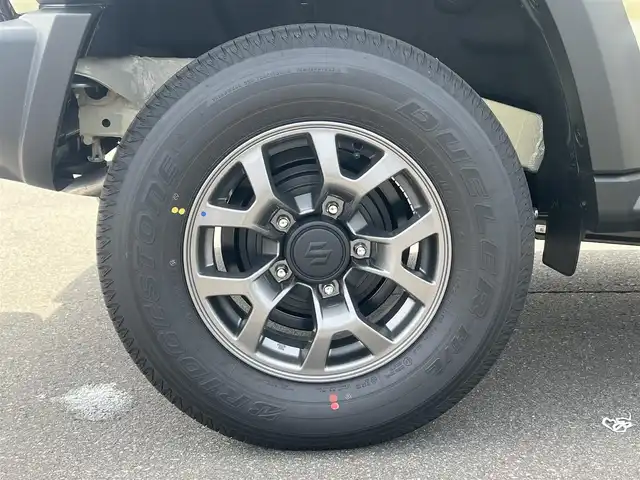 スズキ ジムニー ノマド FC 秋田県 2025(令7)年 0.1万km未満 アイボリー 衝突軽減システム/４WD/LEDヘッドライト/スマートキー/アイドリングストップ/ダウンヒルアシストコントロール/レーンキープアシスト/プッシュスタート/コーナーセンサー/前席シートヒーター/純正アルミ/背面タイヤ/純正フロアマット/ETC/ミラーヒーター/ステアリングスイッチ/ヘッドランプウォッシャー/オートライト/オートエアコン/パワーステアリング/パワーウィンドウ/横滑り防止/電動格納ウィンカーミラー