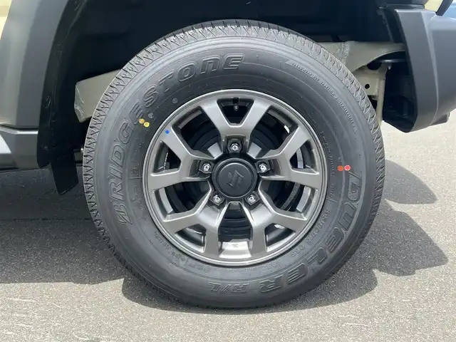 スズキ ジムニー ノマド FC 秋田県 2025(令7)年 0.1万km未満 アイボリー 衝突軽減システム/４WD/LEDヘッドライト/スマートキー/アイドリングストップ/ダウンヒルアシストコントロール/レーンキープアシスト/プッシュスタート/コーナーセンサー/前席シートヒーター/純正アルミ/背面タイヤ/純正フロアマット/ETC/ミラーヒーター/ステアリングスイッチ/ヘッドランプウォッシャー/オートライト/オートエアコン/パワーステアリング/パワーウィンドウ/横滑り防止/電動格納ウィンカーミラー