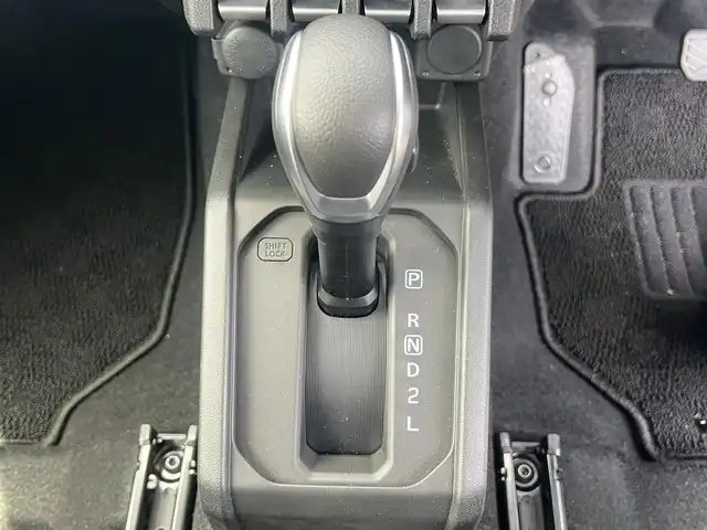 スズキ ジムニー ノマド FC 秋田県 2025(令7)年 0.1万km未満 アイボリー 衝突軽減システム/４WD/LEDヘッドライト/スマートキー/アイドリングストップ/ダウンヒルアシストコントロール/レーンキープアシスト/プッシュスタート/コーナーセンサー/前席シートヒーター/純正アルミ/背面タイヤ/純正フロアマット/ETC/ミラーヒーター/ステアリングスイッチ/ヘッドランプウォッシャー/オートライト/オートエアコン/パワーステアリング/パワーウィンドウ/横滑り防止/電動格納ウィンカーミラー