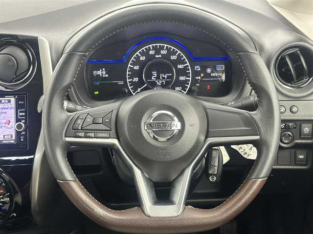 日産 ノート e－パワー X モード・プレミア 愛知県 2017(平29)年 5.9万km ガーネットレッド ・純正7インチナビ/・全方位カメラ/・Bluetooth/・衝突被害軽減システム/・コーナーセンサー/・レーンキープアシスト/・横滑り防止装置/・オートライト/・インテリジェントルームミラー/・純正AW（スタッドレスタイヤ付）/・ドライブレコーダー/・ETC/・プッシュスタート/・スマートキー/・スペアキー