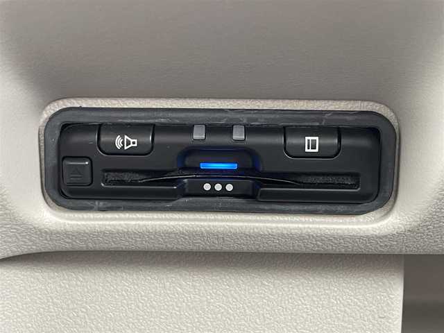 ホンダ Ｎ ＢＯＸ 滋賀県 2024(令6)年 0.8万km ルナシルバーM 9型純正ナビ/・Bluetooth/フルセグ/・CD/DVD/バックカメラ/ステアリングリモコン/ETC/前方ドライブレコーダー/アダプティブクルコン/前席シートヒーター/両側パワースライドドア/シートリフター/オートリトラミラー/LEDヘッドライト/ホンダセンシング/・衝突軽減ブレーキ/・パーキングセンサー警報/・踏み間違い衝突軽減システム/・路外逸脱抑制機能/スマートキー
